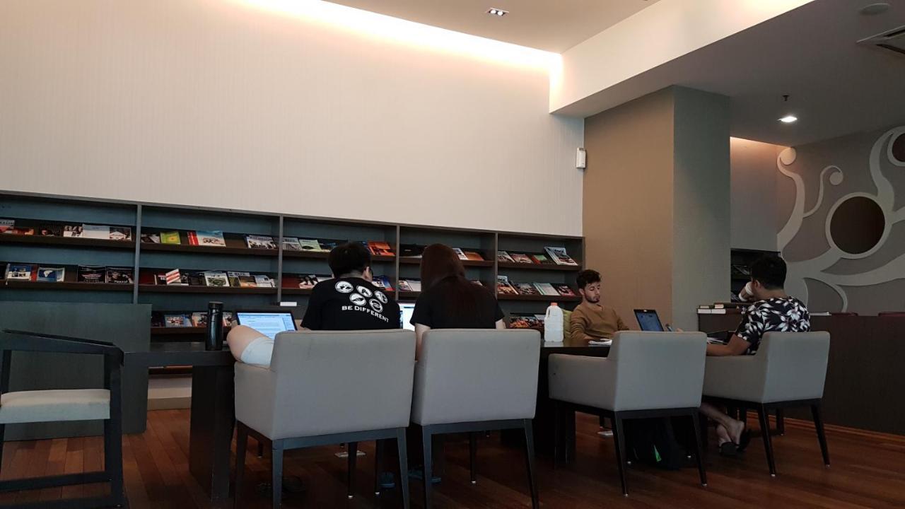 Starsbed Klcc Skyview Roof Pool Hostel クアラルンプール エクステリア 写真